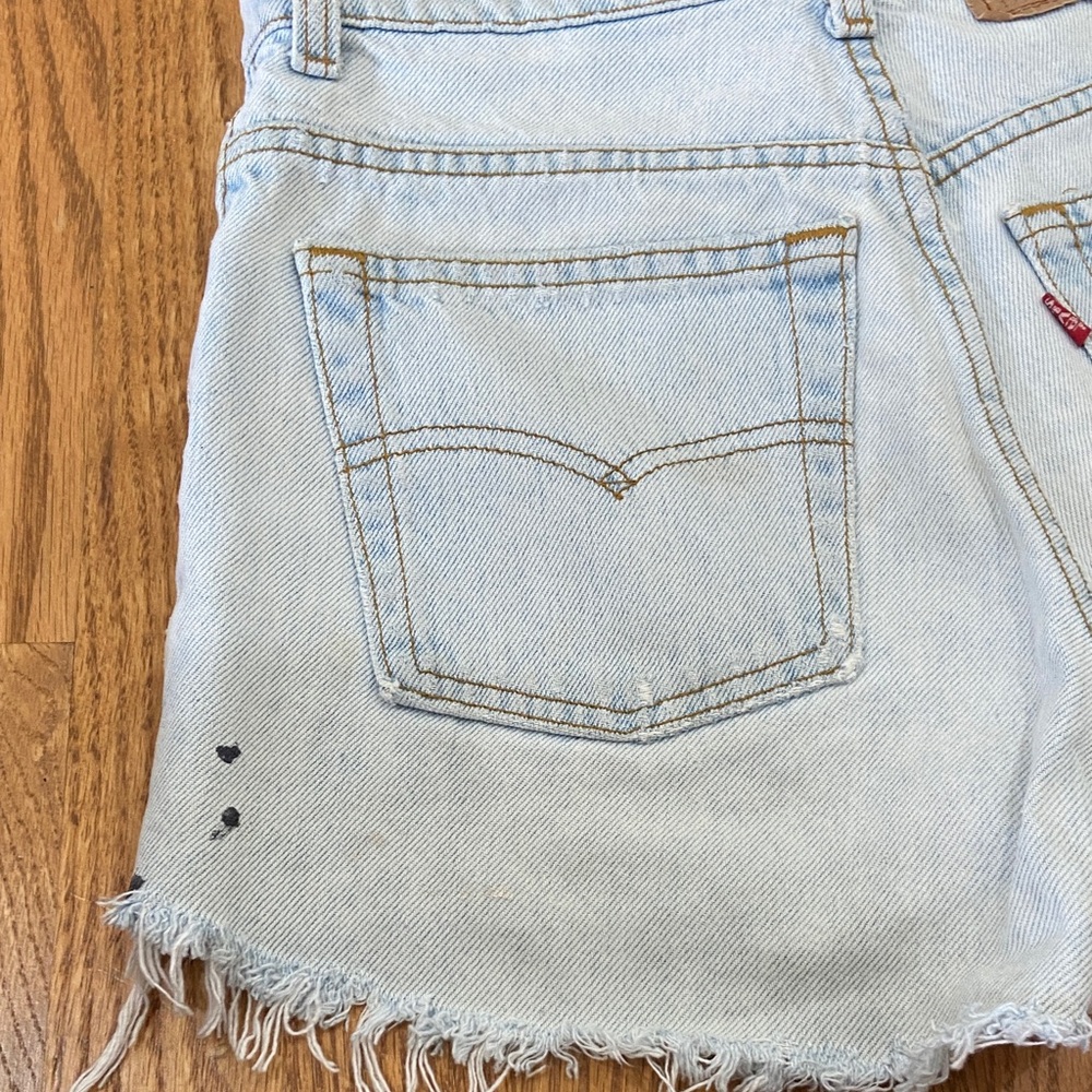 Levi’s ‘90s light Blue Denim Frayed Hem zip up shorts - Picture 7 of 9